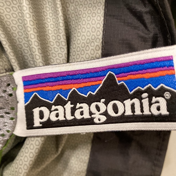 Patagonia rain jacket, boys size 12 - Picture 9 of 10